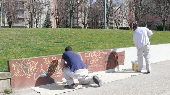 Trabajos para la limpieza del entorno del río Bernesga. 