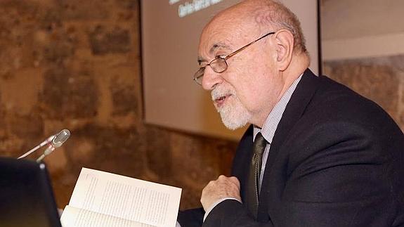 Carlos García Gual, durante la conferencia que impartió ayer en el palacio de Villena. 