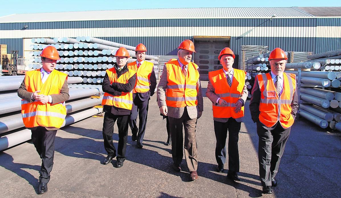 El delegado de la Junta, segundo por la derecha, en su visita de ayer a las instalaciones de Raesa.