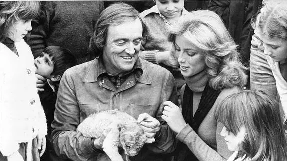 Félix Rodríguez de la Fuente posa sonriente con un cachorro de león en brazos, rodeado de niños y junto a Vanesa Wannenburg, Miss Sudáfica. Esta es la fotografía que eligió El Norte de Castilla para acompañar en su portada la noticia de la muerte del naturalista burgalés.