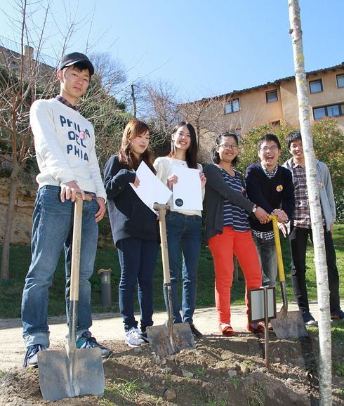 Los seis estudiantes nipones del programa lingüístico, en el Jardín de los Poetas. 