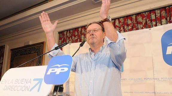 El candidato a la Alcaldía de León, Antonio Silván, en su primer acto electoral. 