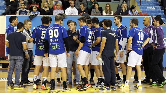 Nacho González da instrucciones a los suyos. 