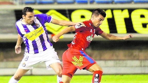 Leão trata de impedir el avance de Regalón en el Numancia-Real Valladolid de la primera vuelta.