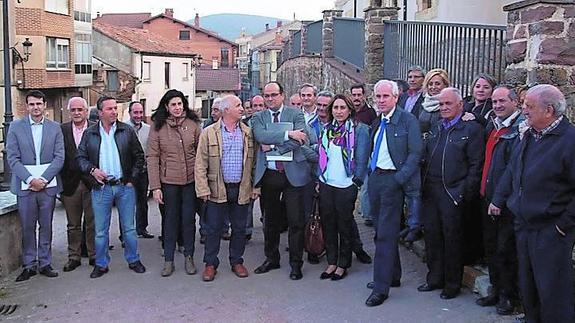 Los representantes institucionales, con los alcaldes de los pueblos afectados por el temporal, en la reunión de Cervera. 