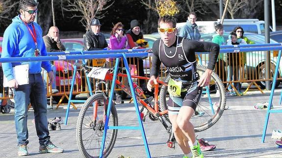 Javier García Velasco comienza la última parte del duatlón tras dejar su bicicleta, este sábado, en la Dársena del Canal de Castilla. 