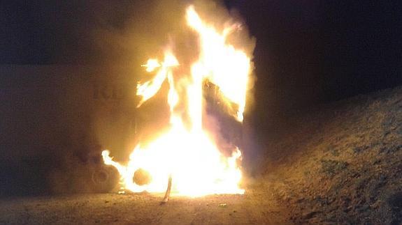 El fuego devora el camión de la empresa Revilla de transportes refrigerados, con sede en Sepúlveda.Imagen cedida por al empresa