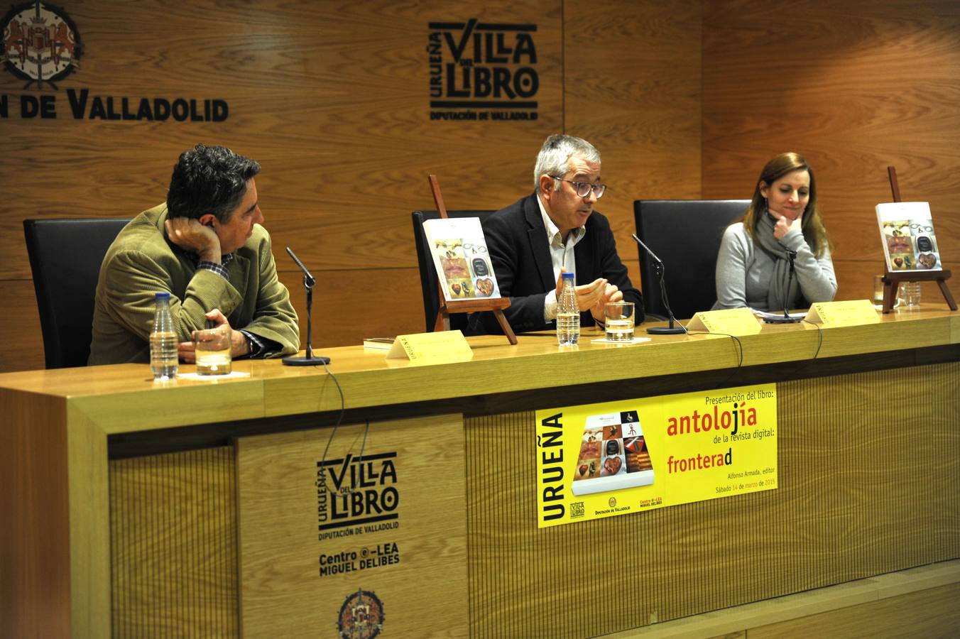 Alfonso Armada, en el centro, entre los editores Carlos García Santa Cecilia y Tamara Crespo. Fidel Raso