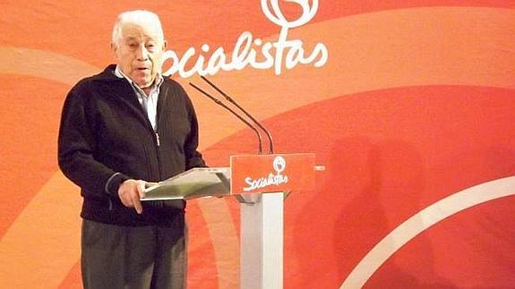 Antonio Fernández sorprendió hace unos años ejerciendo de portavoz de los socialistas leoneses más veteranos, durante un acto de homenaje.