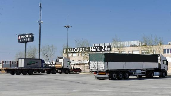 Los tres detenidos fueron capturados en el área de servicio de San Vicente del Palacio, junto a la A-6, cuando se disponían a sustraer la carga de un camión. 