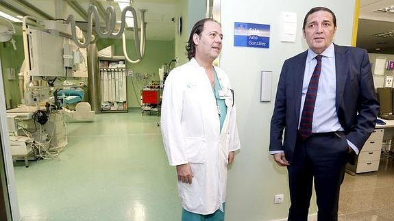 El jefe de la unidad de cardiología junto al consejero de Sanidad. 