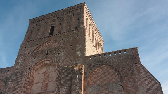 Fachada delantera de la iglesia de Santa María de Gómez Román. F.G. MURIEL