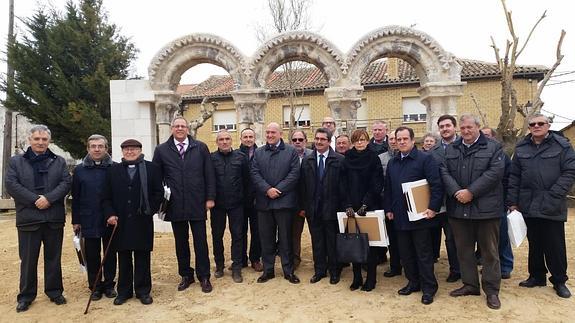 Las autoridades posan ante los arcos.