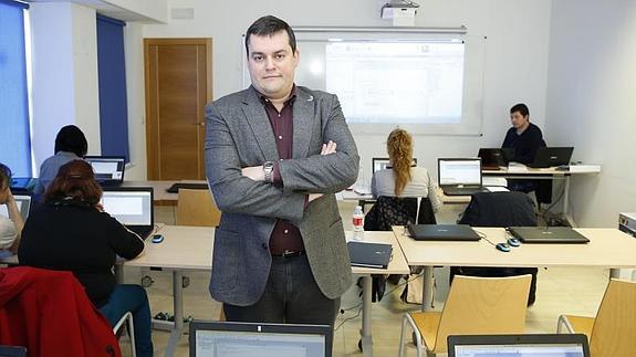 Lorenzo Alonso, en un aula de formación de su empresa, Ibecon, justo antes de la entrevista.