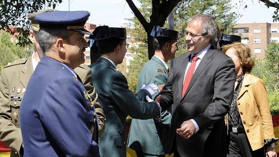 Martínez Bermejo, a la derecha, saluda a guardias civiles y militares en un acto oficial. 