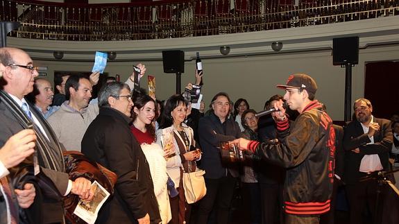 Actuación de rap de Bako/DJ Pache, ayer en el Juan Bravo, para clausurar la presentación de los actos del 'Año Gil de Biedma'. 