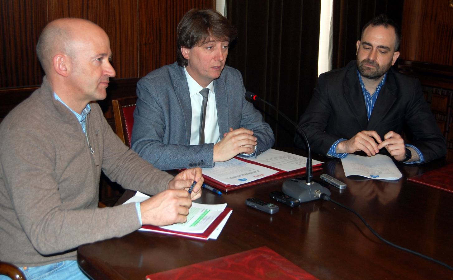Carlos Martínez, en el centro, durante la firma del acuerdo.