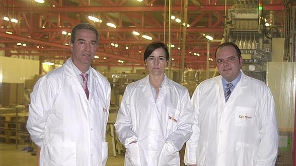 Julián Espegel, Rocío Hervella y Javier Gil, fundadores de Prosol, en 2005 en la factoría.