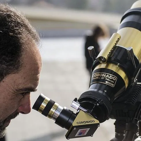 Un hombre observa el eclipse desde un telescopio en el Museo de la Ciencia.