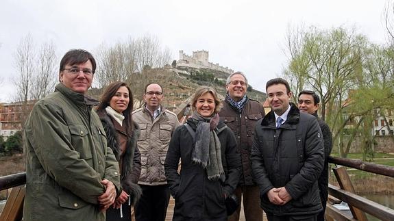 Tejerina, en el centro, durante su visita a las obras de la Senda del Duero, en Peñafiel.