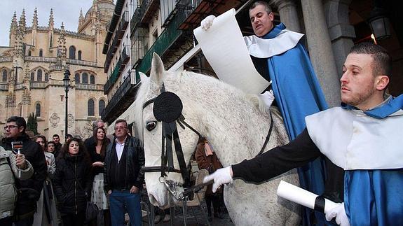 Uno de los heraldos anuncia el pregón de Semana Santa en la Plaza Mayor.