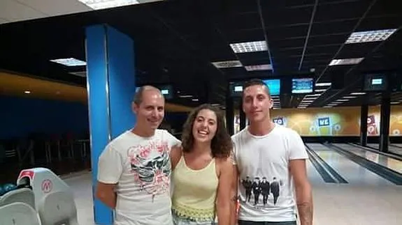 Sergio, a la derecha de la imagen, con su padre y su hermana. 