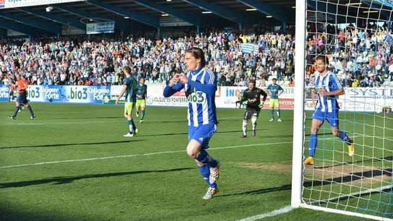 Los jugadores de la Ponferradina celebran el gol de Berrocal.