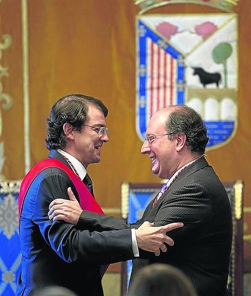 Mañueco saluda a Cabero en su toma de posesión en 2011. 