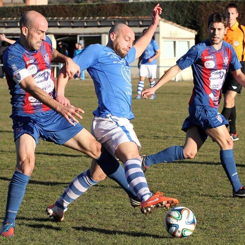 Momento del último derbi entre La Granja y la Segoviana. 