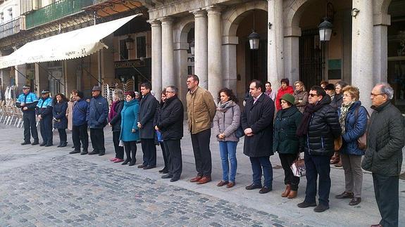 La alcaldesa de Segovia, el delegado de la Junta, funcionarios y ciudadanos, durante el minuto de silencio.