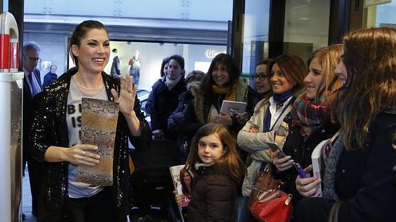 La bloguera Isabel Llano 'Isasaweiss' entra en la tienda de Ocio de El Corte Inglés para firmar ejemplares de su libro. 