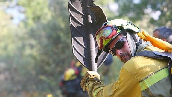 Imagen de un brigadista en un incendio. 
