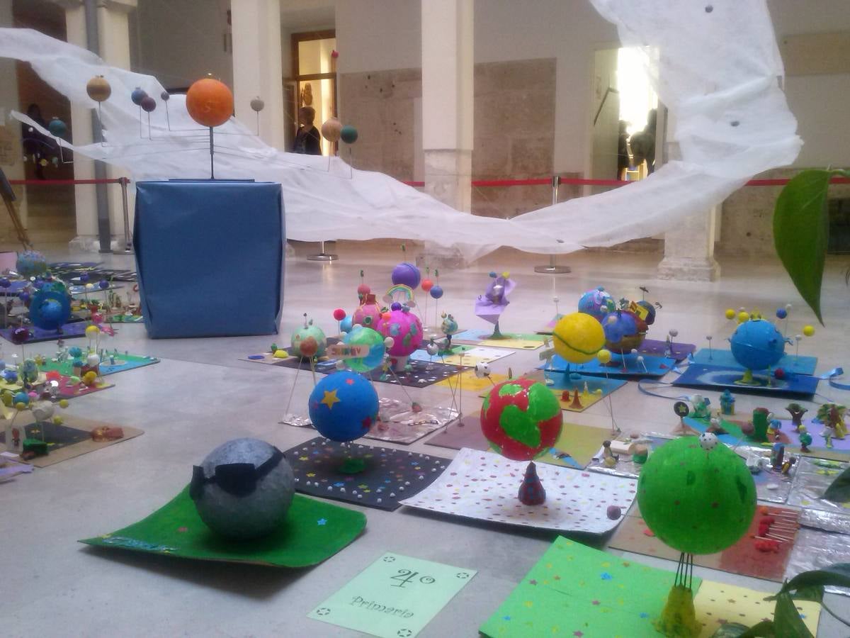 El claustro del colegio Jesús y María lleno de los proyectos de planetas de Primaria. 