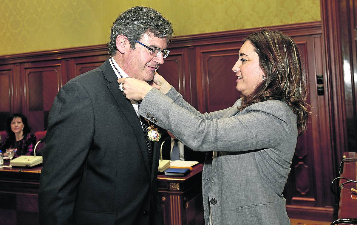 La presidenta, Ana Asenjo, impone la medalla de la corporación a Felipe Boto, ayer, en el pleno. 