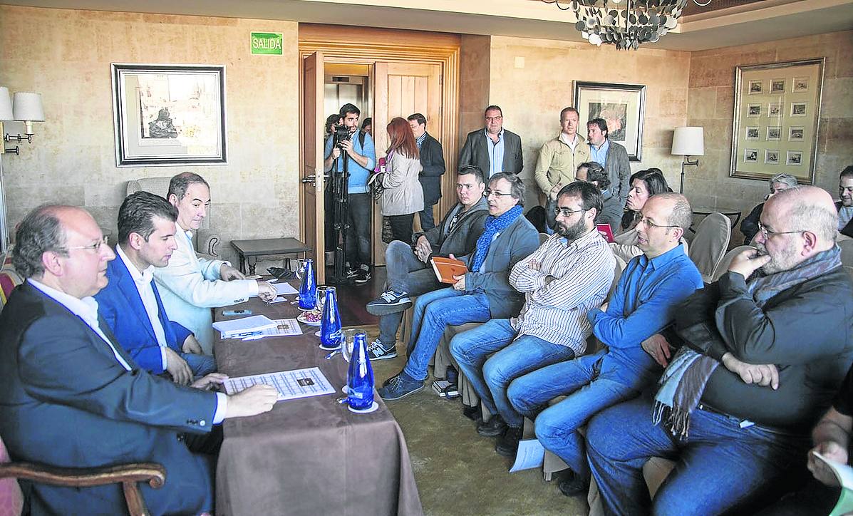 Luis Tudanca, durante su encuentro con agentes culturales de Salamanca.