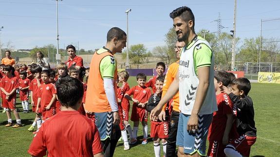 Peña y De Melo, se 'enfrentaron' a los más jóvenes. RICARDO OTAZO