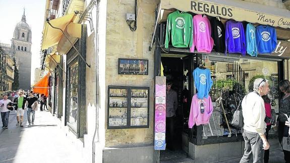 El pequeño comercio vende todo tipo de regalos a los turistas como recuerdo de Salamanca. 
