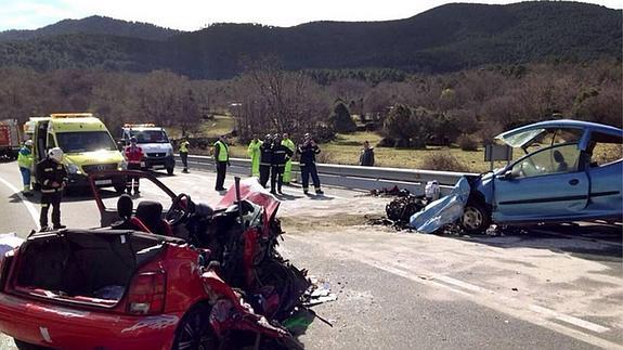 Los servicios de emergencias trabajan en el lugar del accidente en El Tiemblo, el más grave registrado en la comunidad desde que comenzó el año.