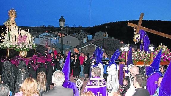 La Virgen de la Soledad y el Nazareno, frente a frente, para el canto de la salve.