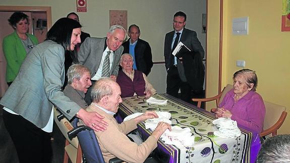 El delegado de la Junta (en el centro), con el gerente de Servicios Sociales y el alcalde de Fuentes de Valdepero, visita la residencia de Fuentes de Valdepero.