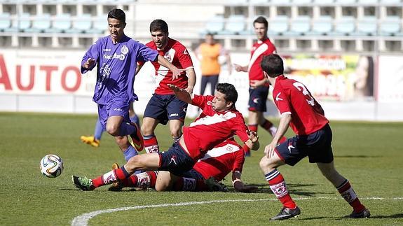 Hassam se zafa de varios defensas del Villa de Simancas.