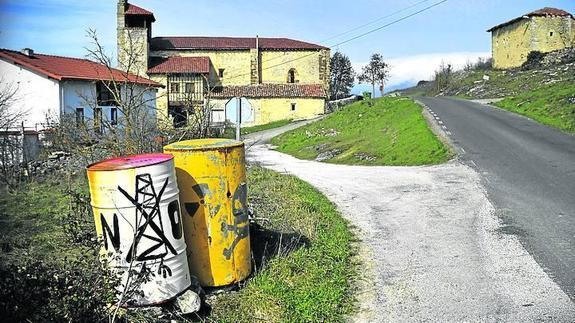 Bidones con pintadas 'antifracking' a la entrada de una localidad burgalesa.