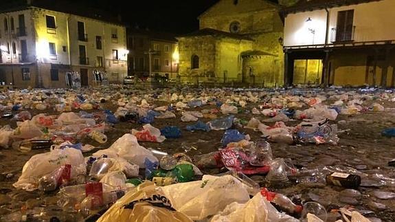Imagen de la Plaza del Grano de madrugada. 