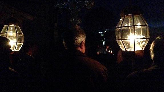 En la oscuridad, solo las velas y los faroles alumbran el paso del Cristo de las Angustias de Litos. 