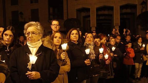 El público ilumina con velas y faroles el recorrido de la Procesión del Silencio. 