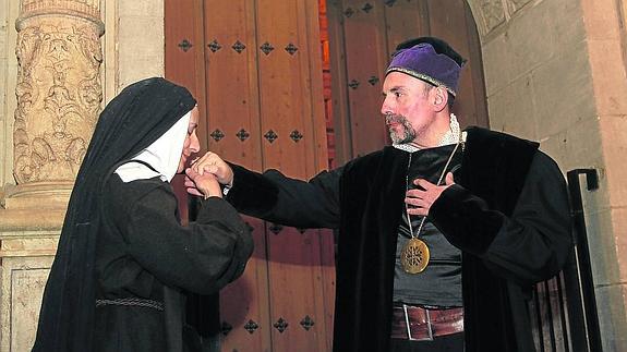 Actores de Teatro del Limbo representan una de las escenas de la vida de la santa, durante el recorrido de las rutas.