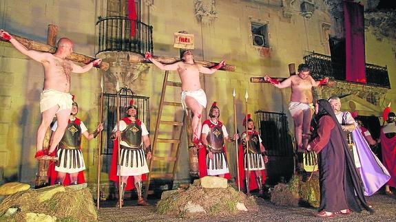 Jesús clavado en la cruz, escoltado por los dos ladrones.