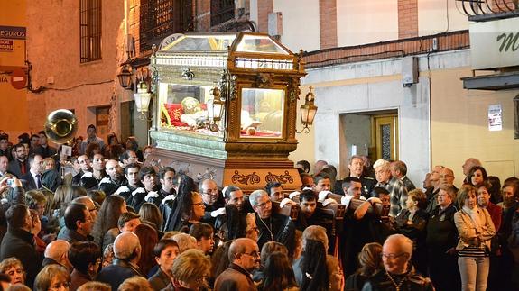 La imagen del Cristo Yacente es portada en andas en un momento de la procesión por las calles de Cuéllar.