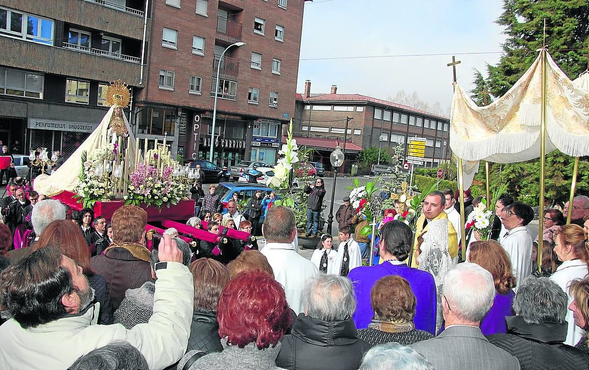 Jesús, en la custodia, frente a la Virgen. 