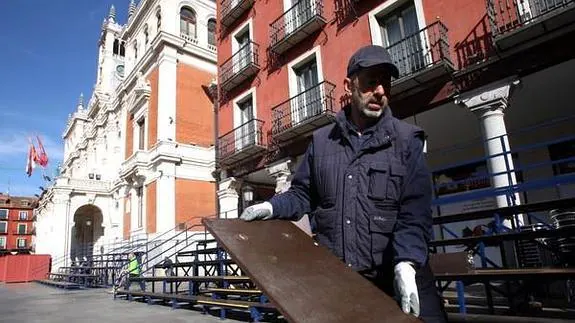 Desmontaje de las gradas de Semana Santa. 